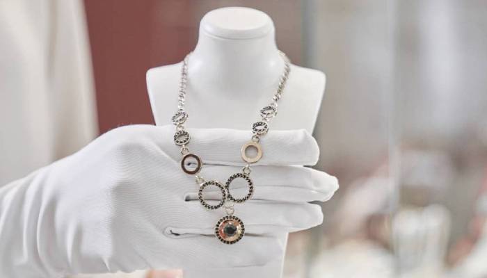 طراحی و ساختار مانکن طلا