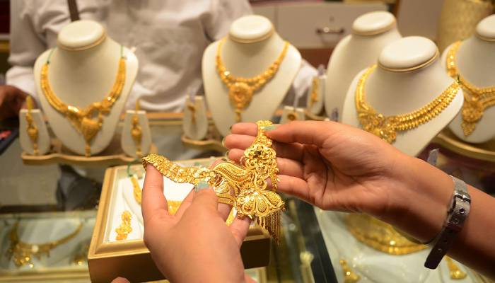 بررسی تاثیر نور خورشید بر مانکن طلا فروشی