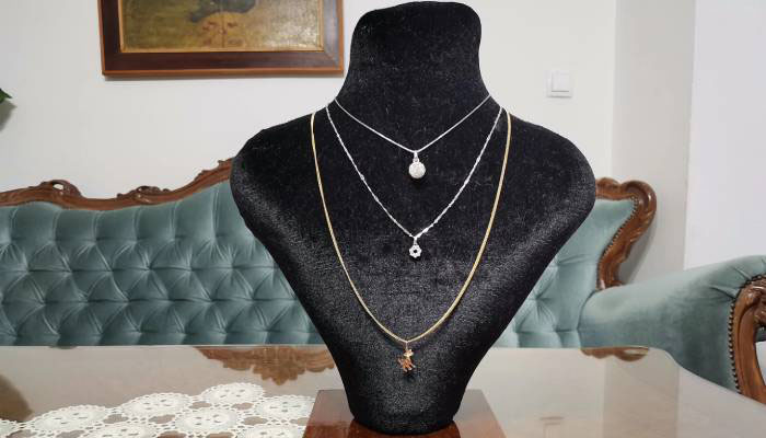 مانکن گردنبند طلا فروشی