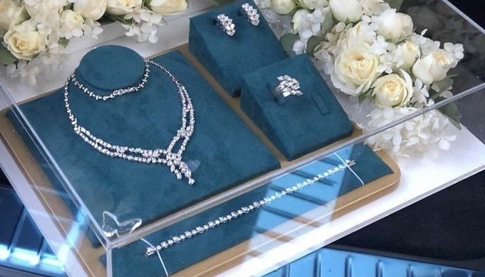 مانکن طلا برای جواهرات عروس